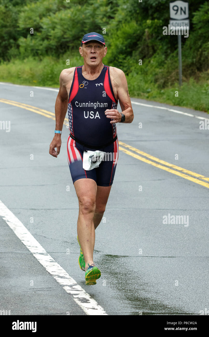 Concorrente maschile durante il segmento di esecuzione nel 2018 Aia Endurance Festival Triathlon Sprint Foto Stock