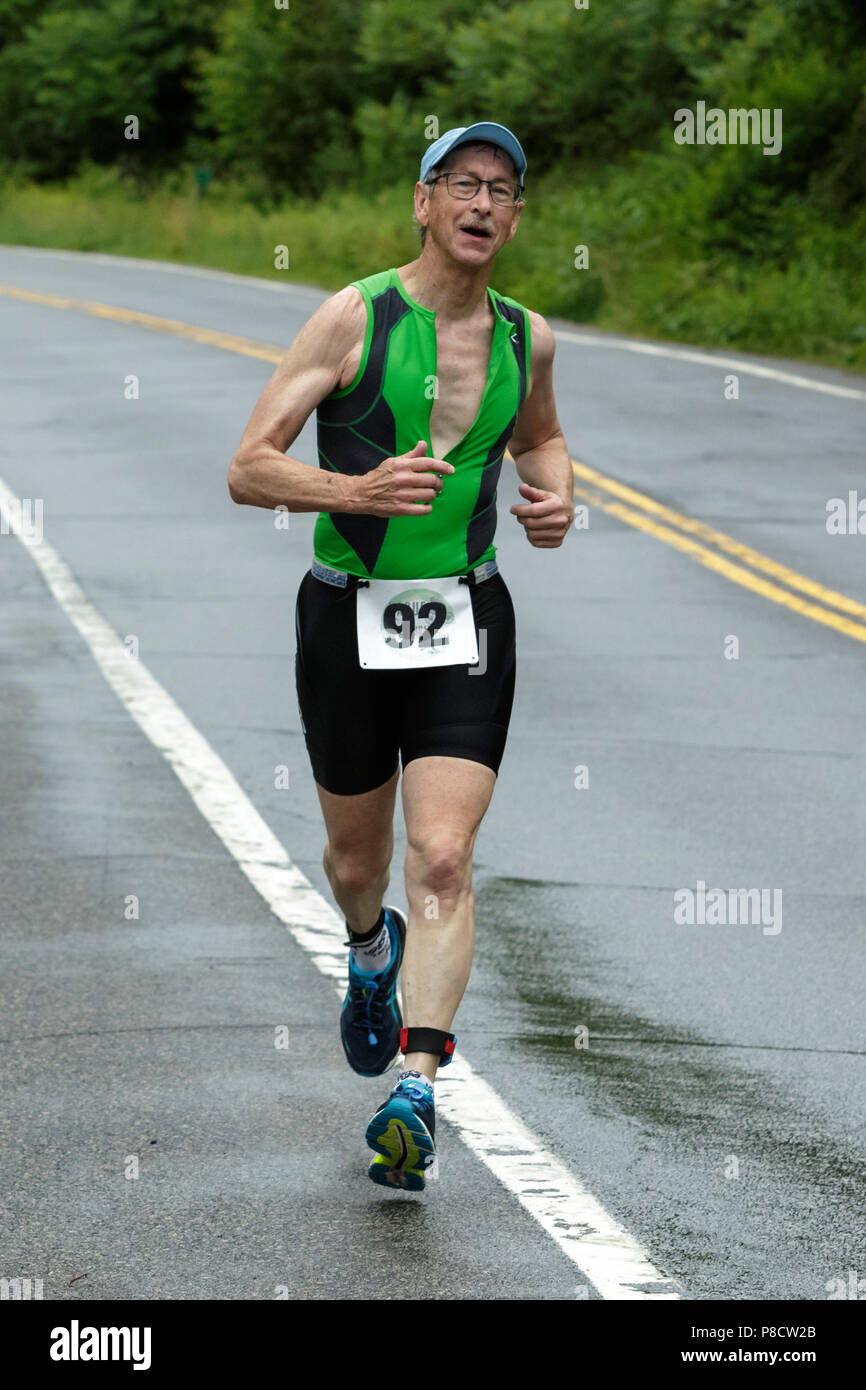 Concorrente maschile durante il segmento di esecuzione nel 2018 Aia Endurance Festival Triathlon Sprint Foto Stock