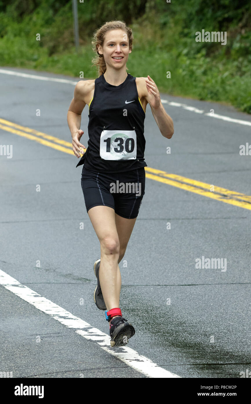 Concorrente femmina durante il segmento di esecuzione nel 2018 Aia Endurance Festival Triathlon Sprint Foto Stock