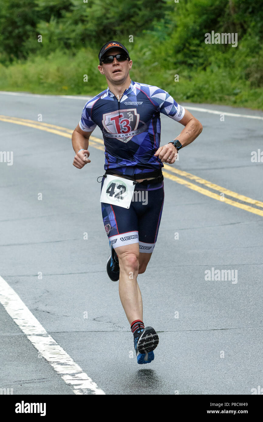 Kevin a lungo durante il segmento di esecuzione nel 2018 Aia Endurance Festival Triathlon olimpico Foto Stock