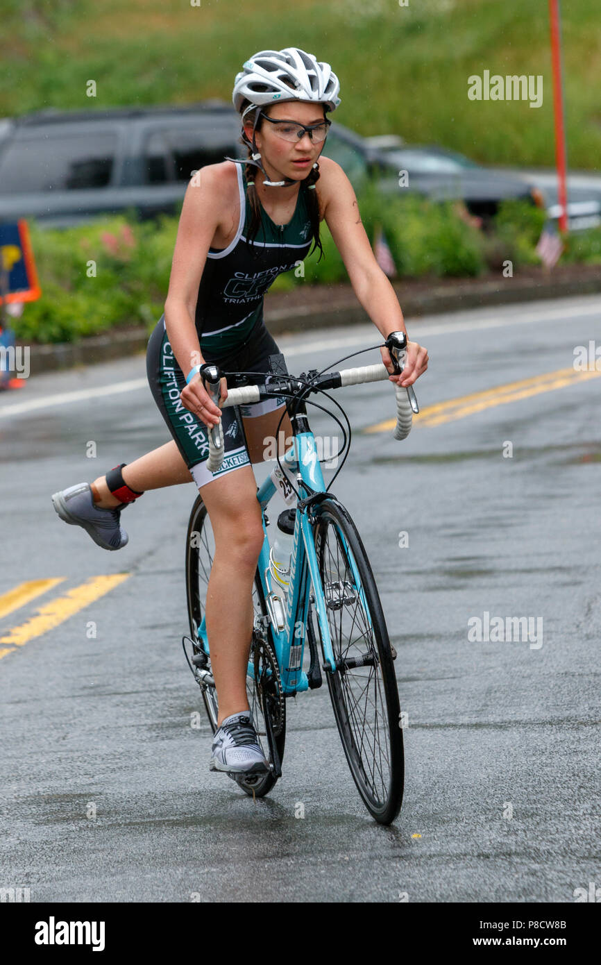 Grazia parete durante il segmento di moto del 2018 Aia Endurance Festival Triathlon Kid's 12-17 gruppo Foto Stock