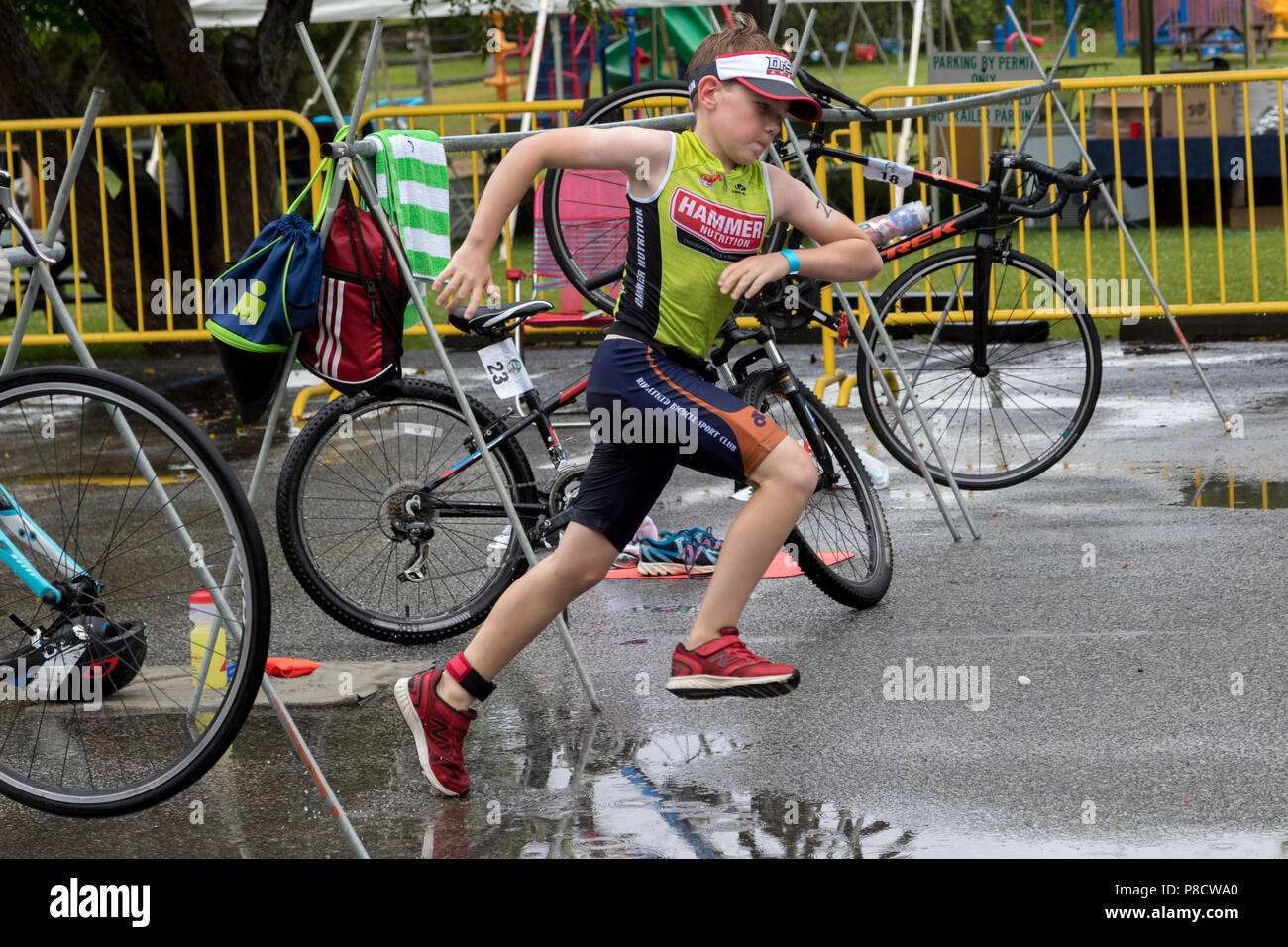 Georgie Desantis durante il T2 bike per eseguire la transizione nel gruppo 10-11 del 2018 Aia Endurance Festiva Kid's Triathlon Foto Stock