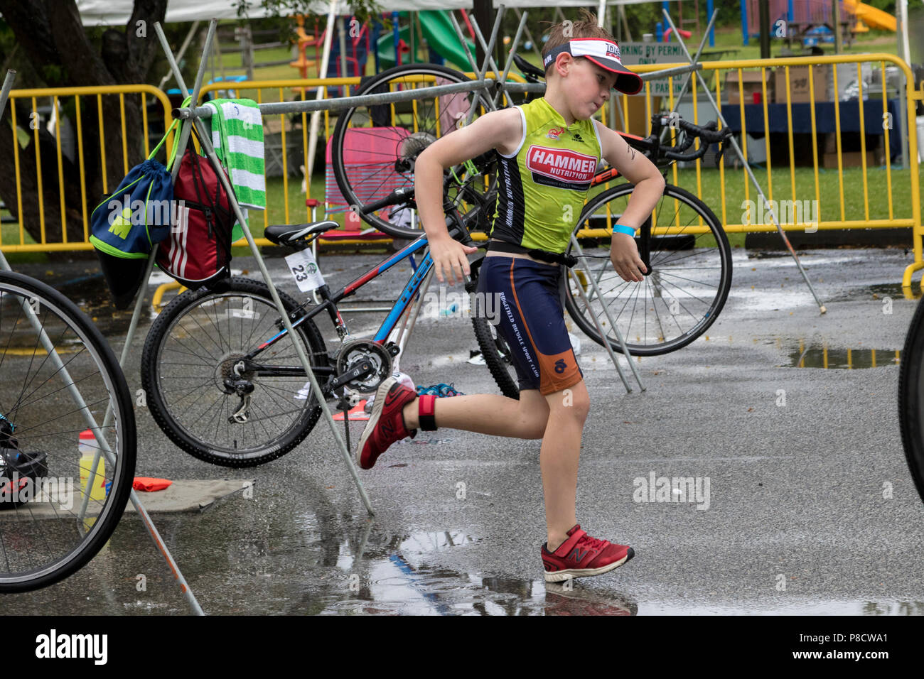 Georgie Desantis durante il T2 bike per eseguire la transizione nel gruppo 10-11 del 2018 Aia Endurance Festiva Kid's Triathlon Foto Stock