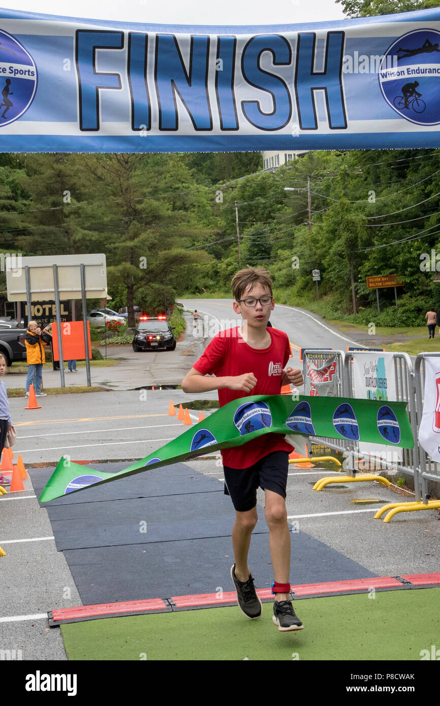Evan Kowalewski vince il 2018 Aia Endurance Festival Triathlon ragazzo in età di 11 anni e sotto il gruppo Foto Stock