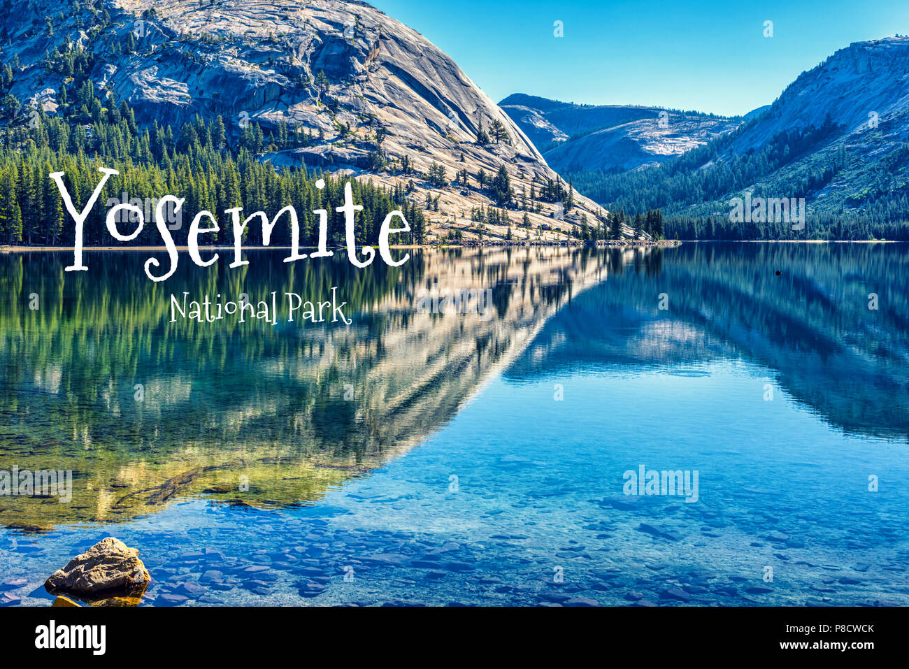 Concetto di viaggio. Fotografia del Lago Tenaya. Parco Nazionale di Yosemite in California, Stati Uniti d'America. Foto Stock