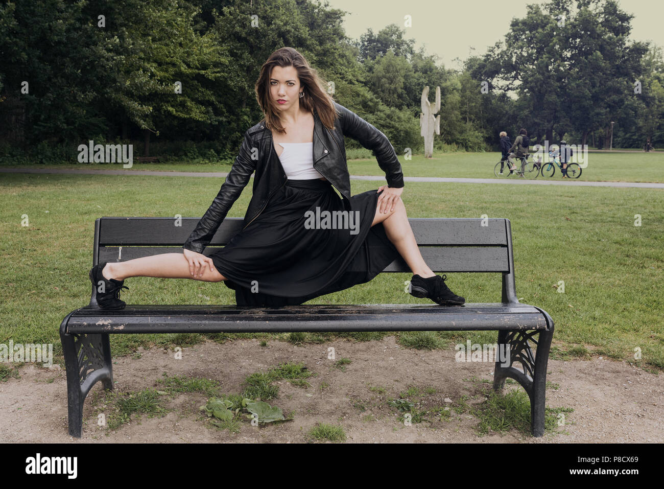 Giovane donna facendo forza di formazione su una panchina nel parco,Amsterdam , Olanda Foto Stock