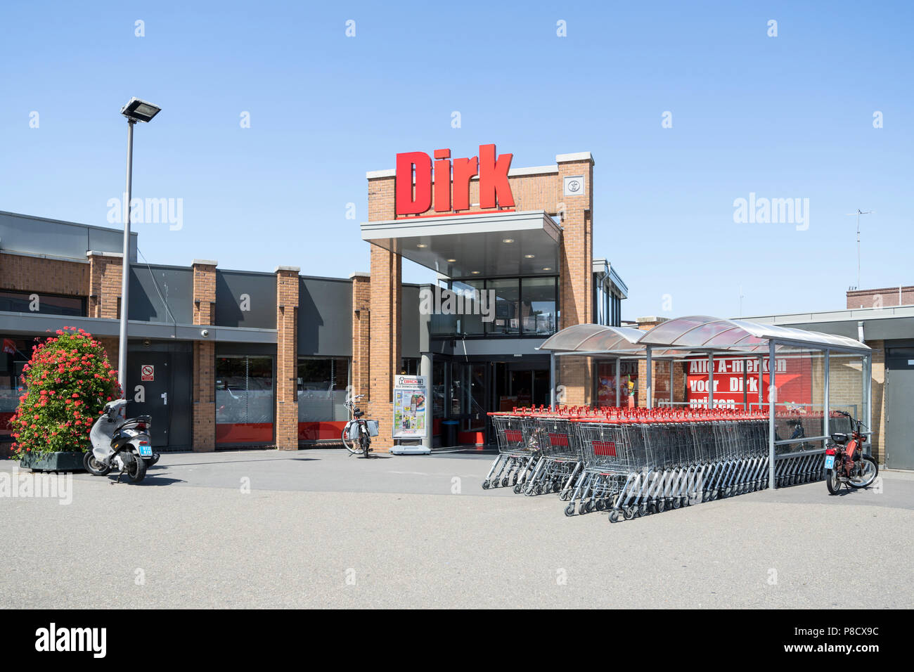 Dirk supermercato in Katwijk. Dirk van den Broek è un olandese società di vendita al dettaglio e un membro di Superunie, un olandese organizzazione di acquisto per i supermercati. Foto Stock