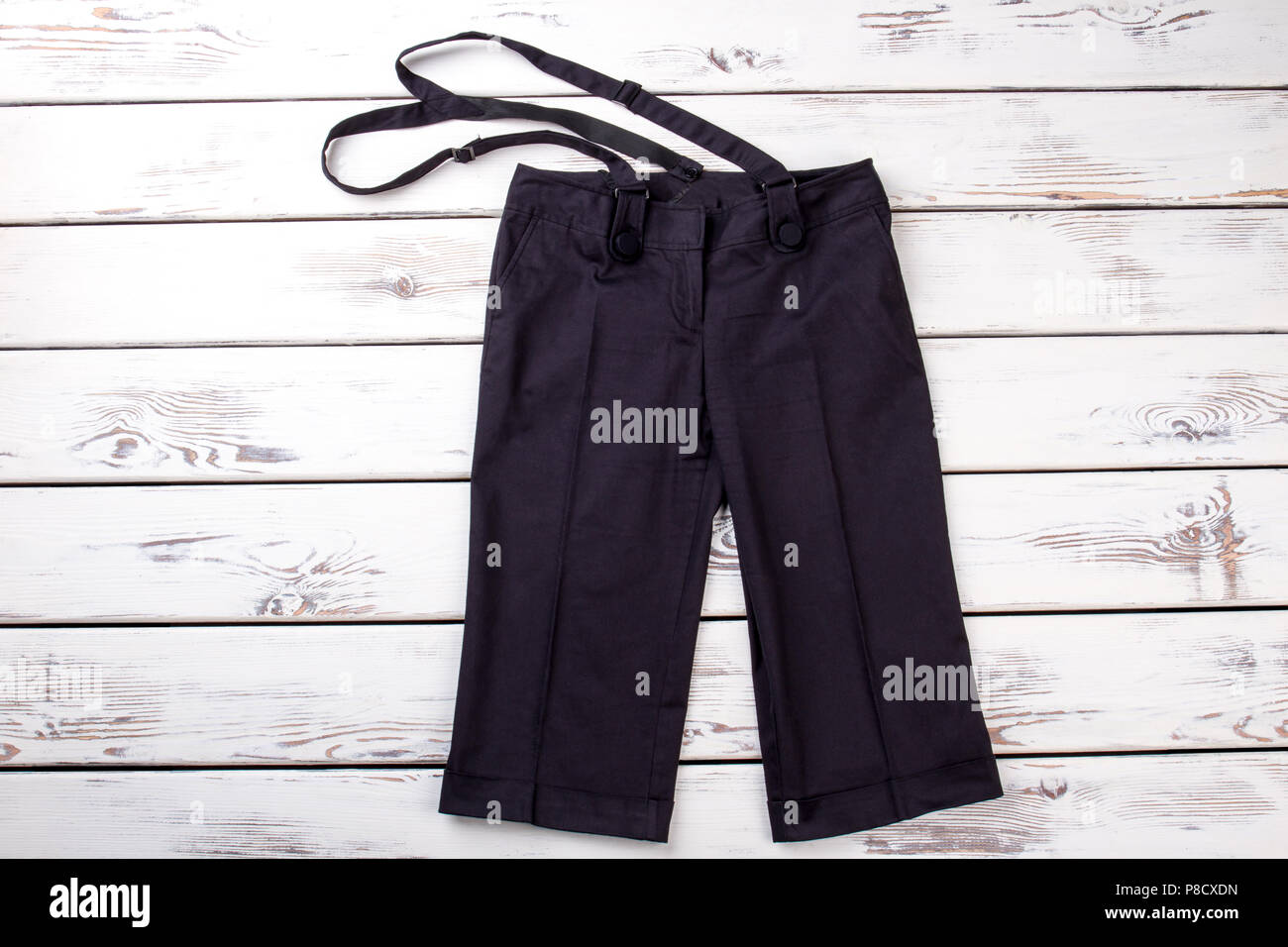 Pantaloncini neri con bretelle Foto stock - Alamy