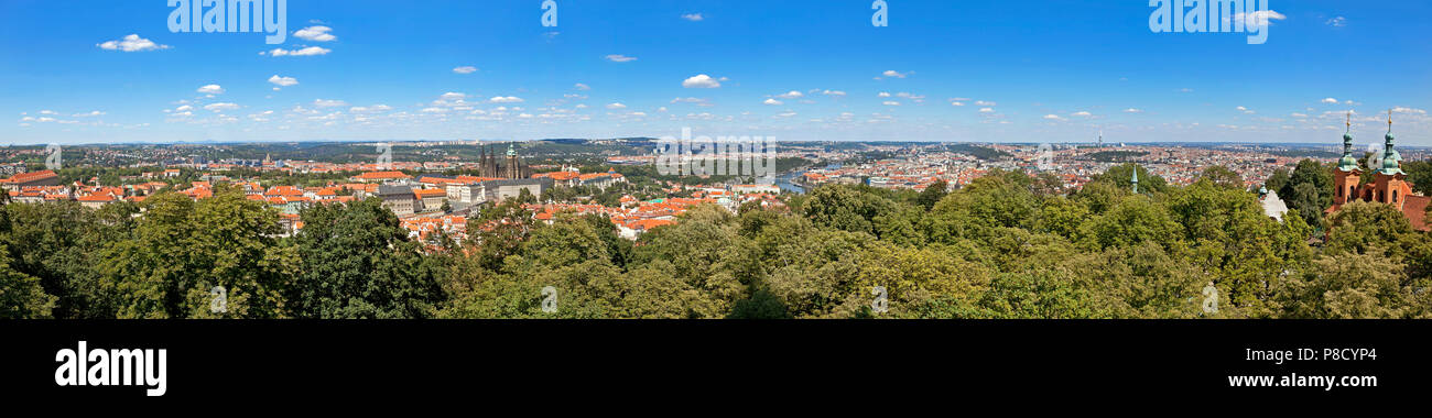 Panorama di Praga vista dalla Torre Petrin, Repubblica Ceca Foto Stock