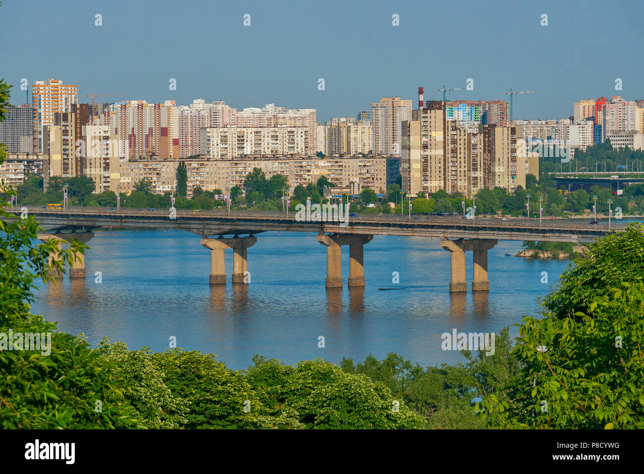 Vista del ponte e la zona di nuovi edifici con alti edifici e le castagne in primo piano . Per il vostro design Foto Stock
