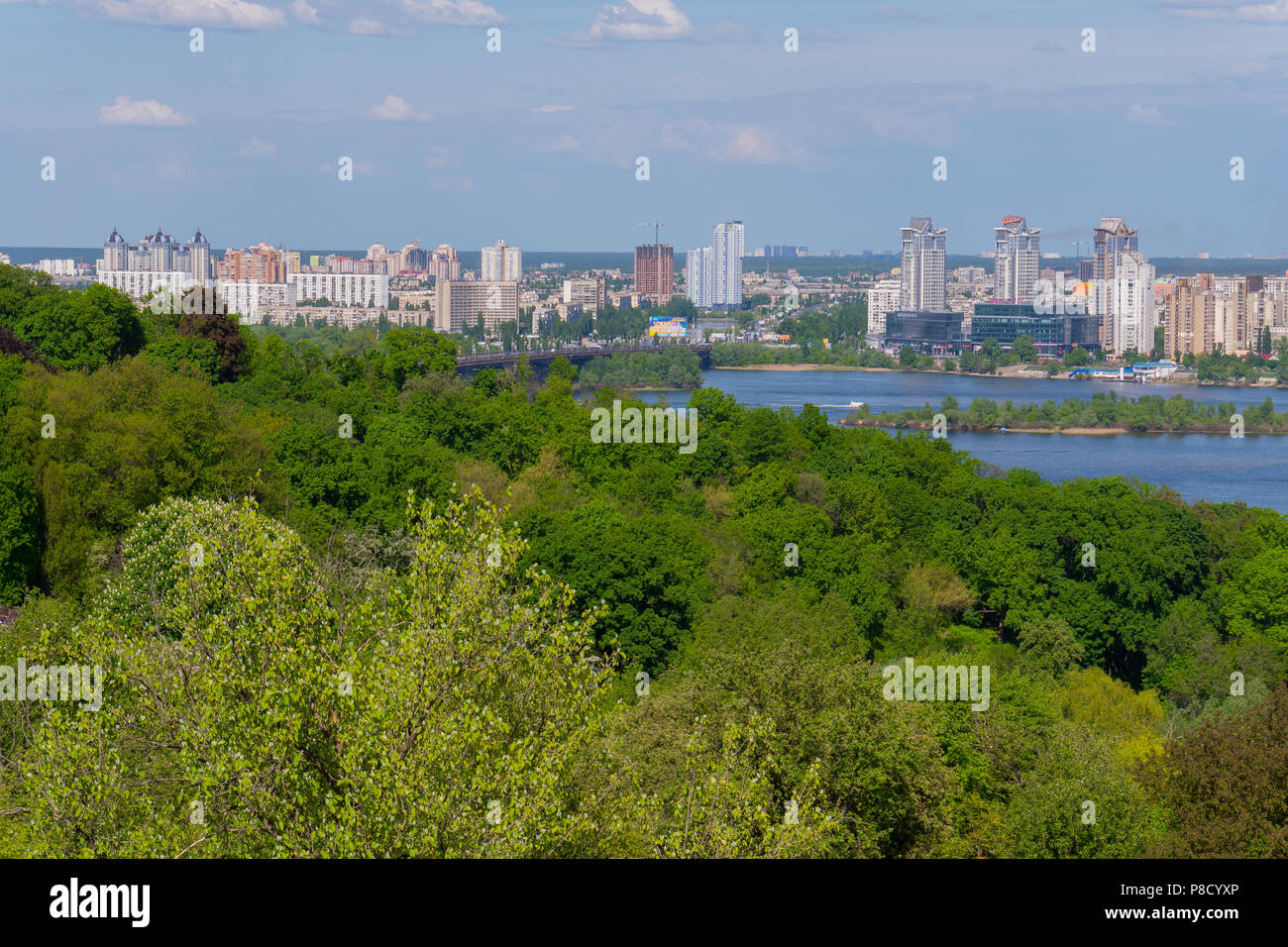 Il Dnieper rapids contro lo sfondo di una bellissima città con molti edifici ad alta . Per il vostro design Foto Stock