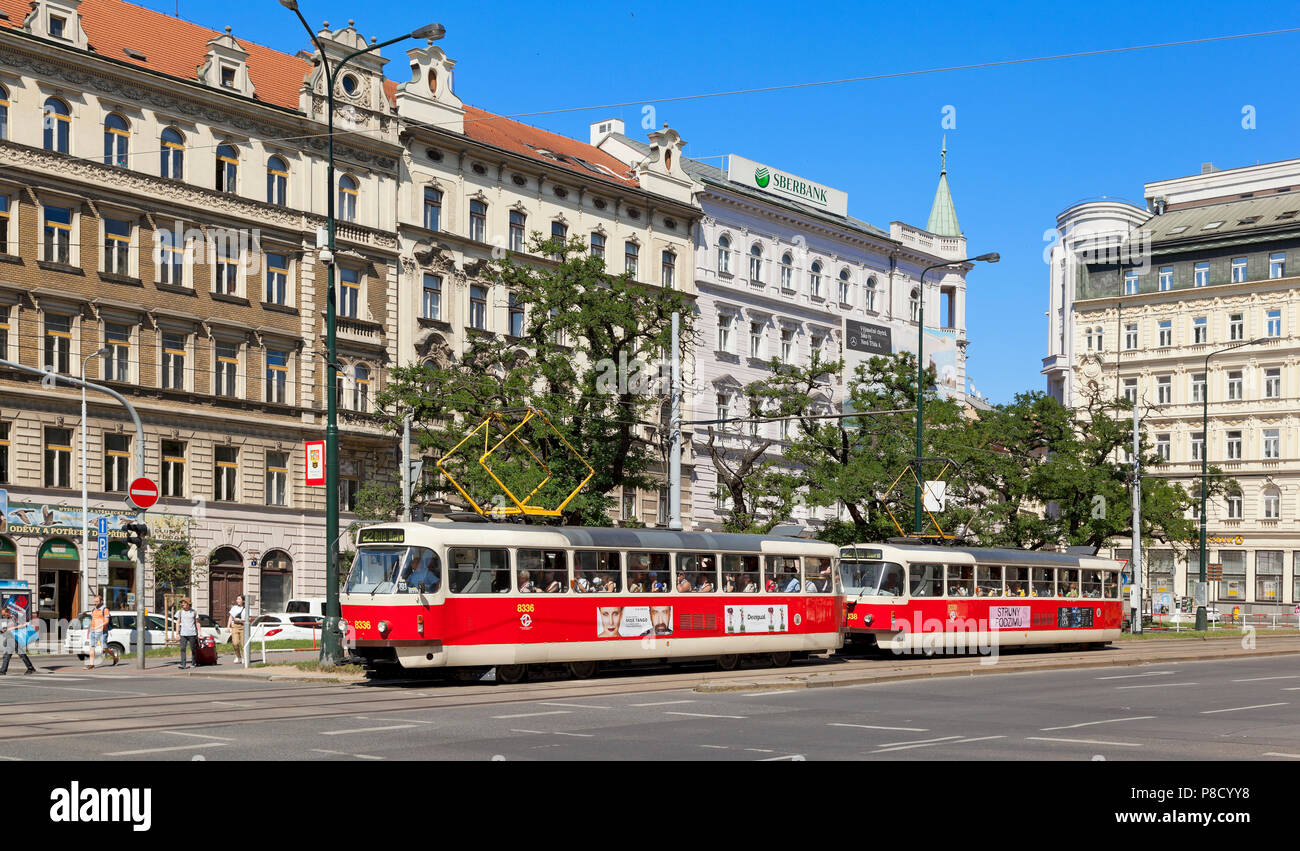 Tram elettrico, citta' vecchia di Praga Repubblica Ceca, bright sun Foto Stock
