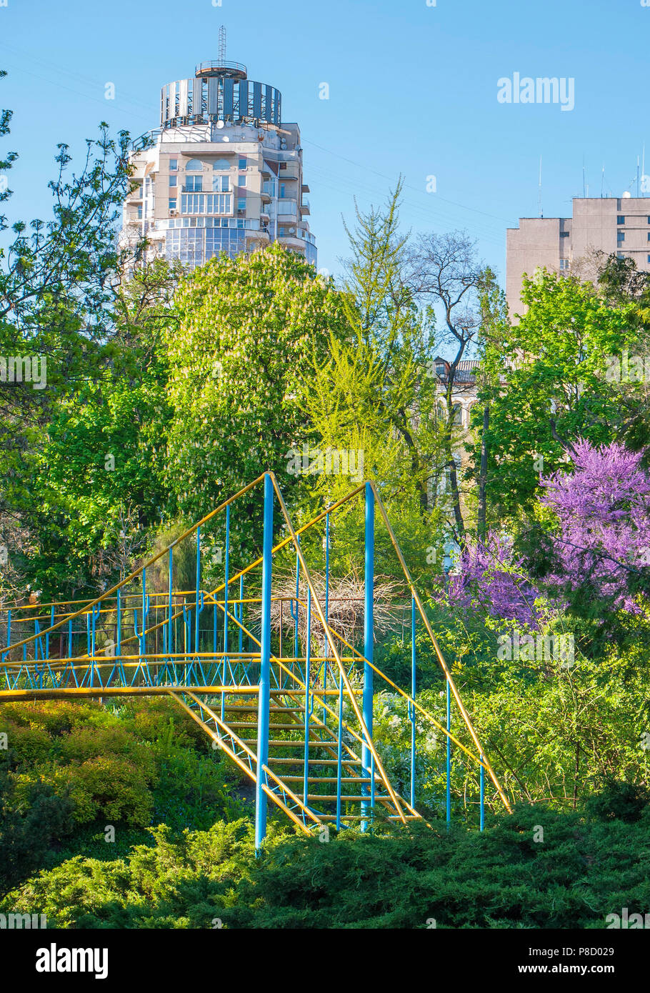 Scala metallica in giallo-blu toni in stile nazionale in un parco verde . Per il vostro design Foto Stock