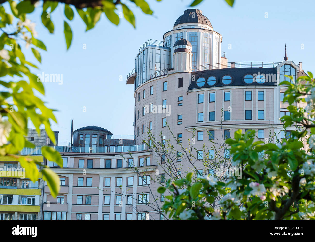 Un bellissimo edificio alto con torri quadrate e rotonde windows contro il cielo blu . Per il vostro design Foto Stock
