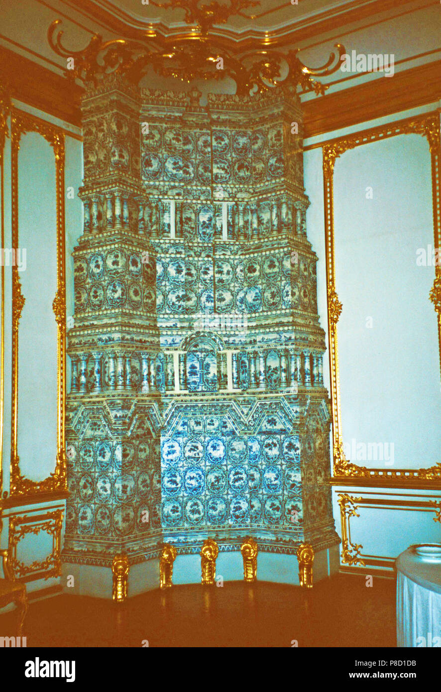 La porcellana stufa in maiolica,il Palazzo di Caterina,Tsarkoe Selo,Russia Foto Stock