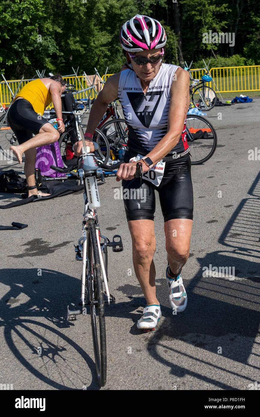 Maria Denitto competiting nel segmento moto nel 2018 Stissing Triathlon Foto Stock