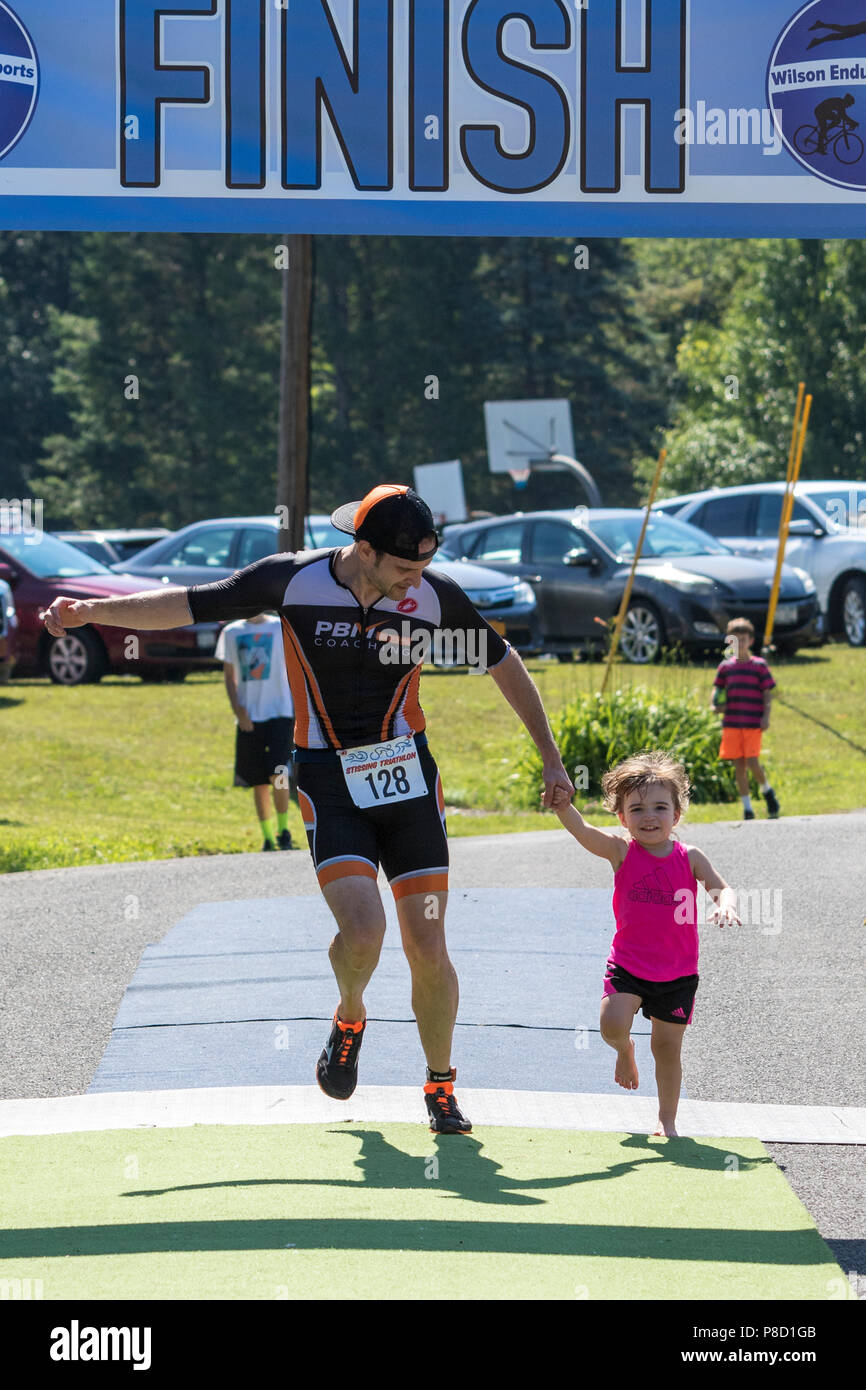 Michael Sikorski vince e taglia il traguardo con la sua figlia al 2018 Stissing Triathlon Foto Stock