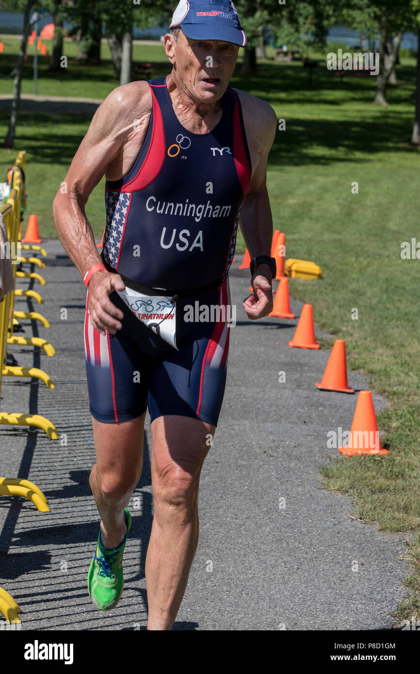 Jim Cunningham competiting nel segmento di esecuzione nel 2018 Stissing Triathlon Foto Stock
