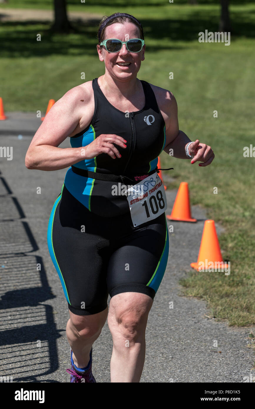 Sarah ogni competiting nel segmento di esecuzione nel 2018 Stissing Triathlon Foto Stock