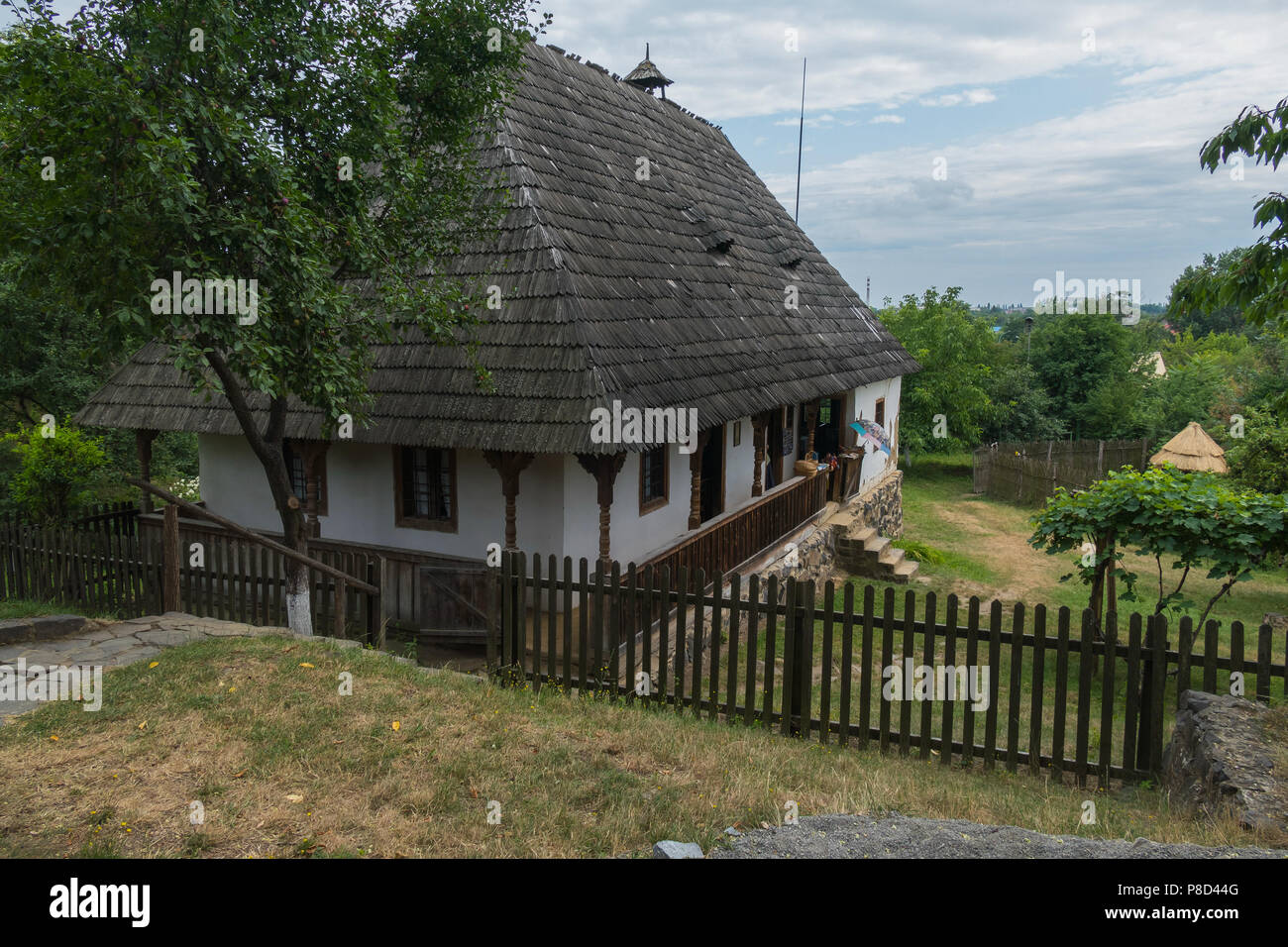 Bellissima casa storica con pareti dipinte di bianco e la bassa recinzione . Per il vostro design Foto Stock