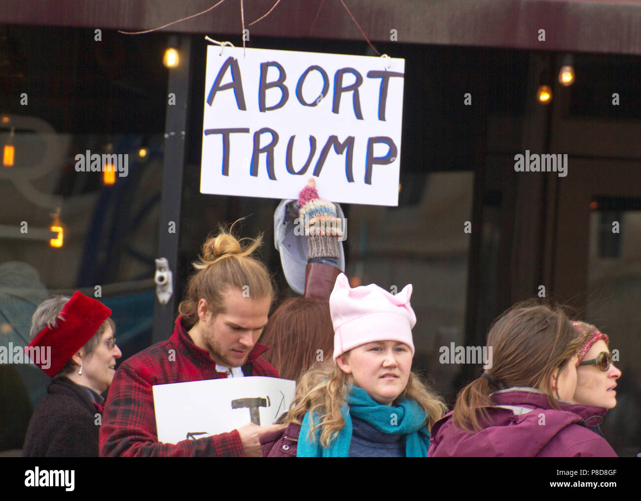 Asheville, North Carolina, Stati Uniti d'America - 20 Gennaio 2018: dimostranti presso la American 2018 Donna marzo tenere segni, tra cui uno che dice 'ABORT TRUMP' Foto Stock