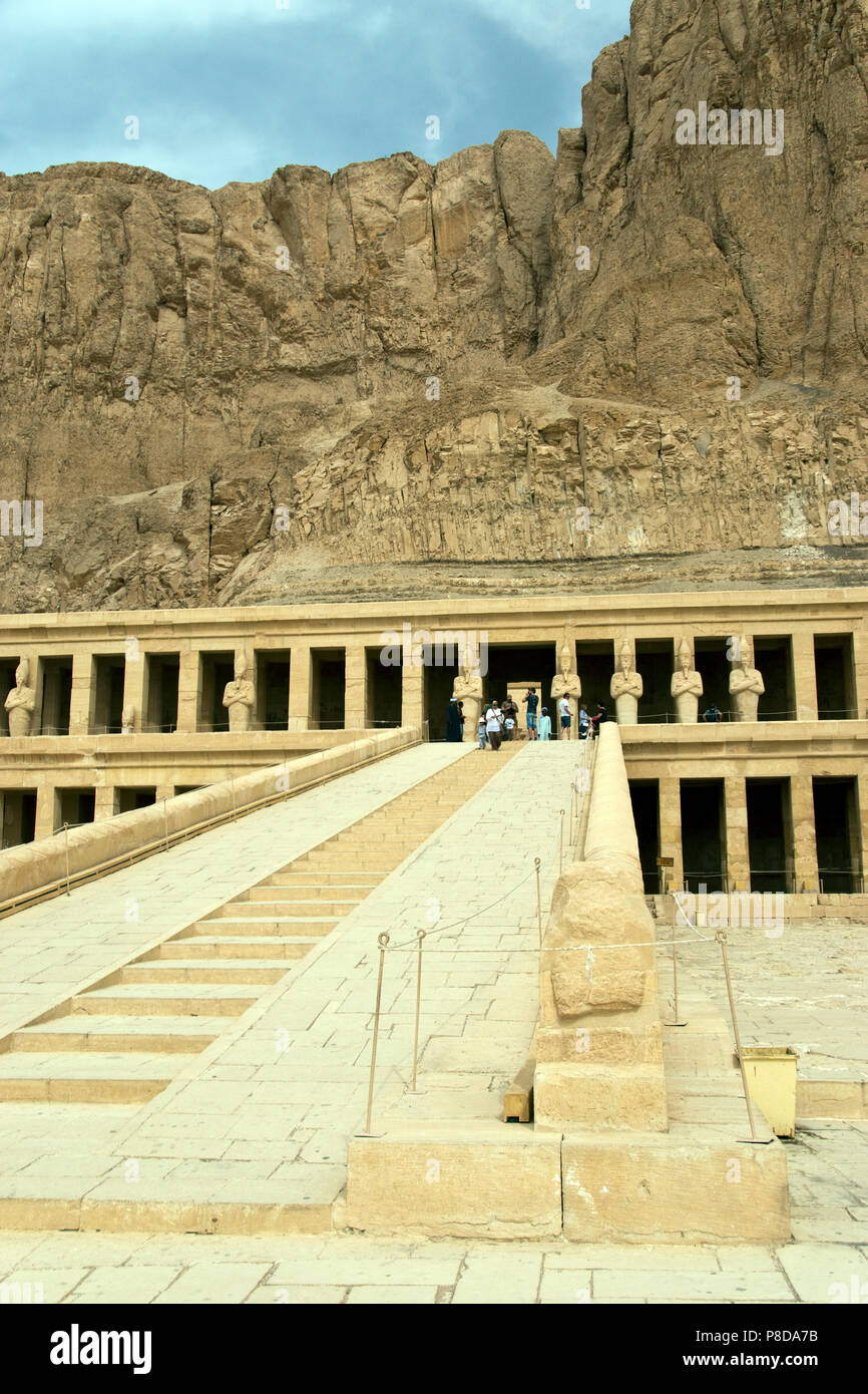 Il tempio mortuario di Hatshepsut, secondo faraone femmina, vicino alla Valle dei Re Luxor Egitto. Foto Stock