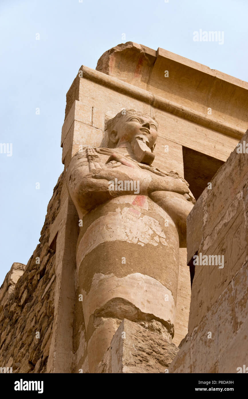 una-statua-del-faraone-femmina-hatshepsut-raffigurato-con-una-falsa