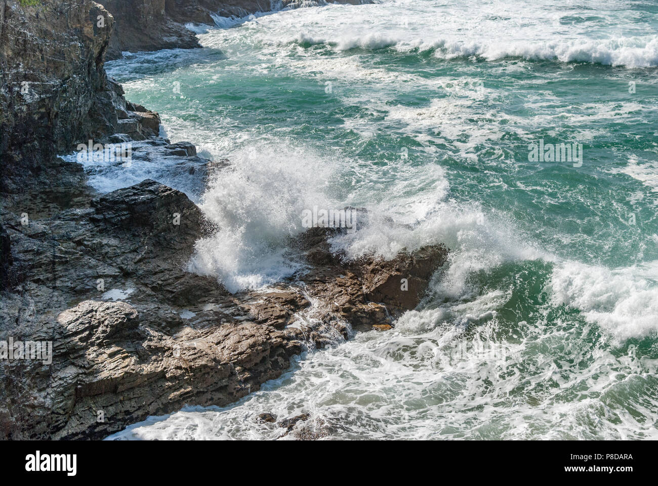 Perranporth delle onde che si infrangono sulla battigia Foto Stock