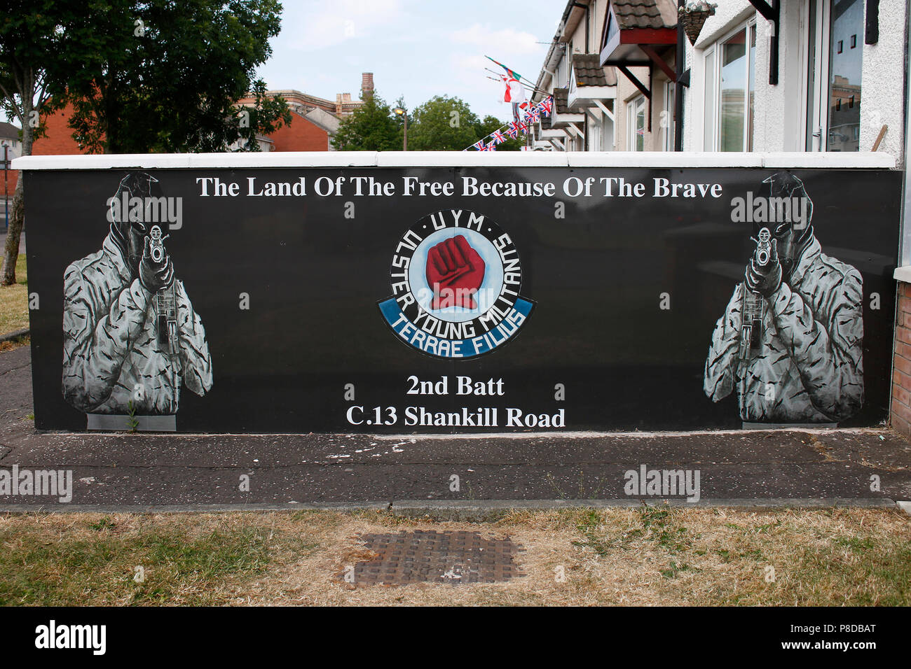 Ein Wandbild mit dem slogan "La terra dei liberi grazie al coraggioso' in einem protestantischen Viertel von Belfast, nahe der Shankill Road, Belfast Foto Stock