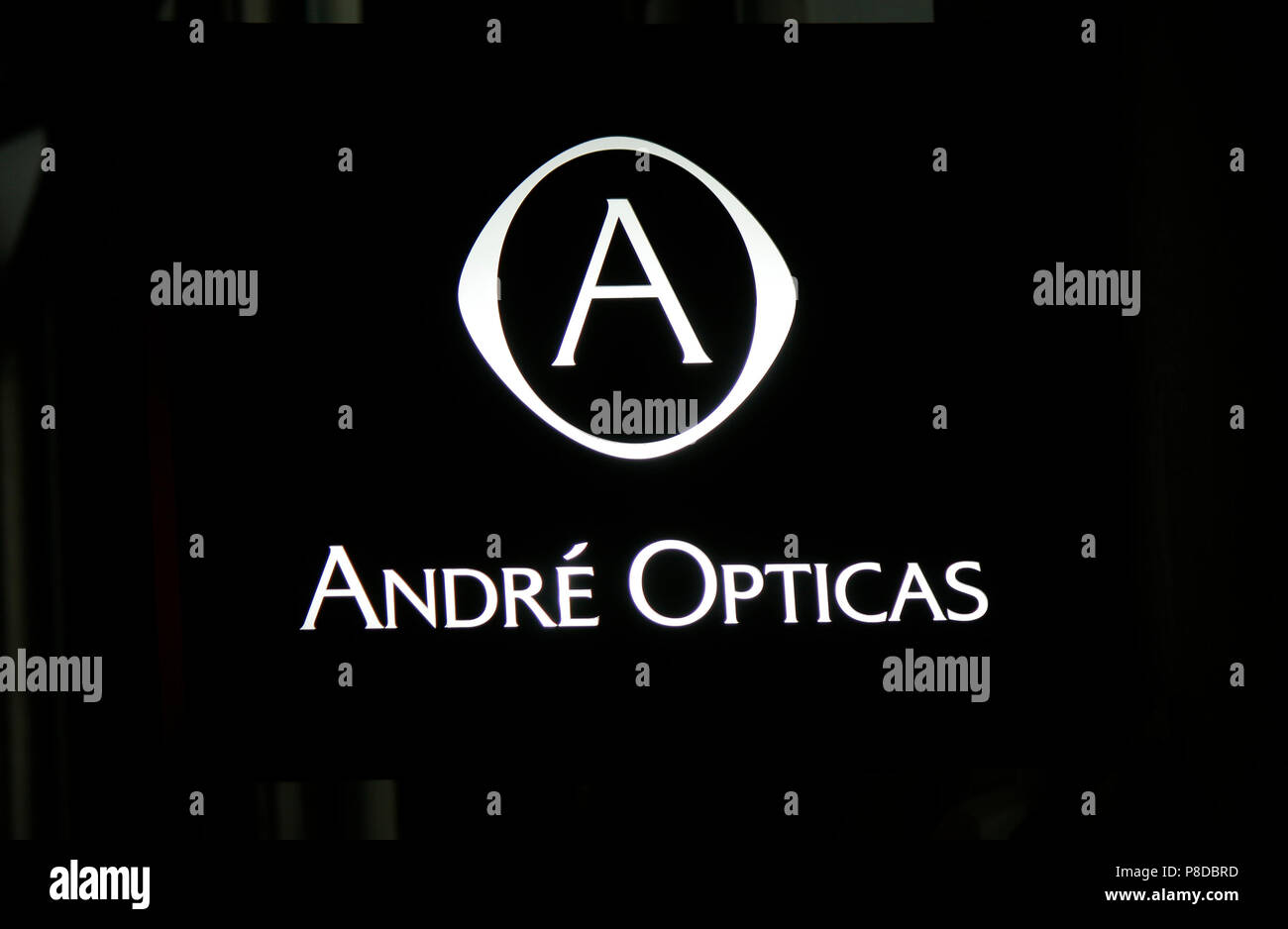 Das Logo der Marke "Andre Opticas', Lisbona, Portogallo. Foto Stock