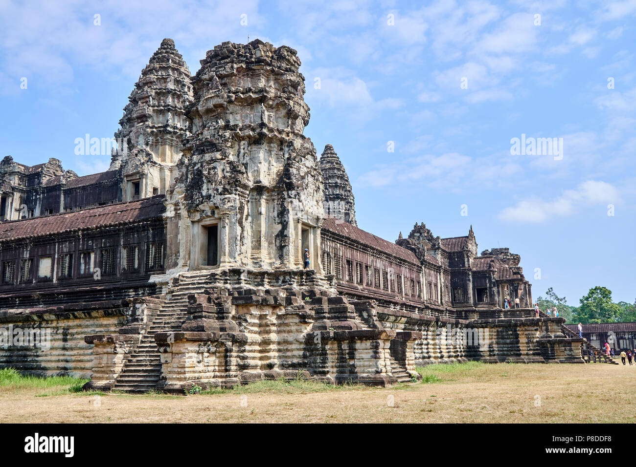 Turisti che esplorano il complesso di templi antichi di Angkor Wat, Cambogia Foto Stock