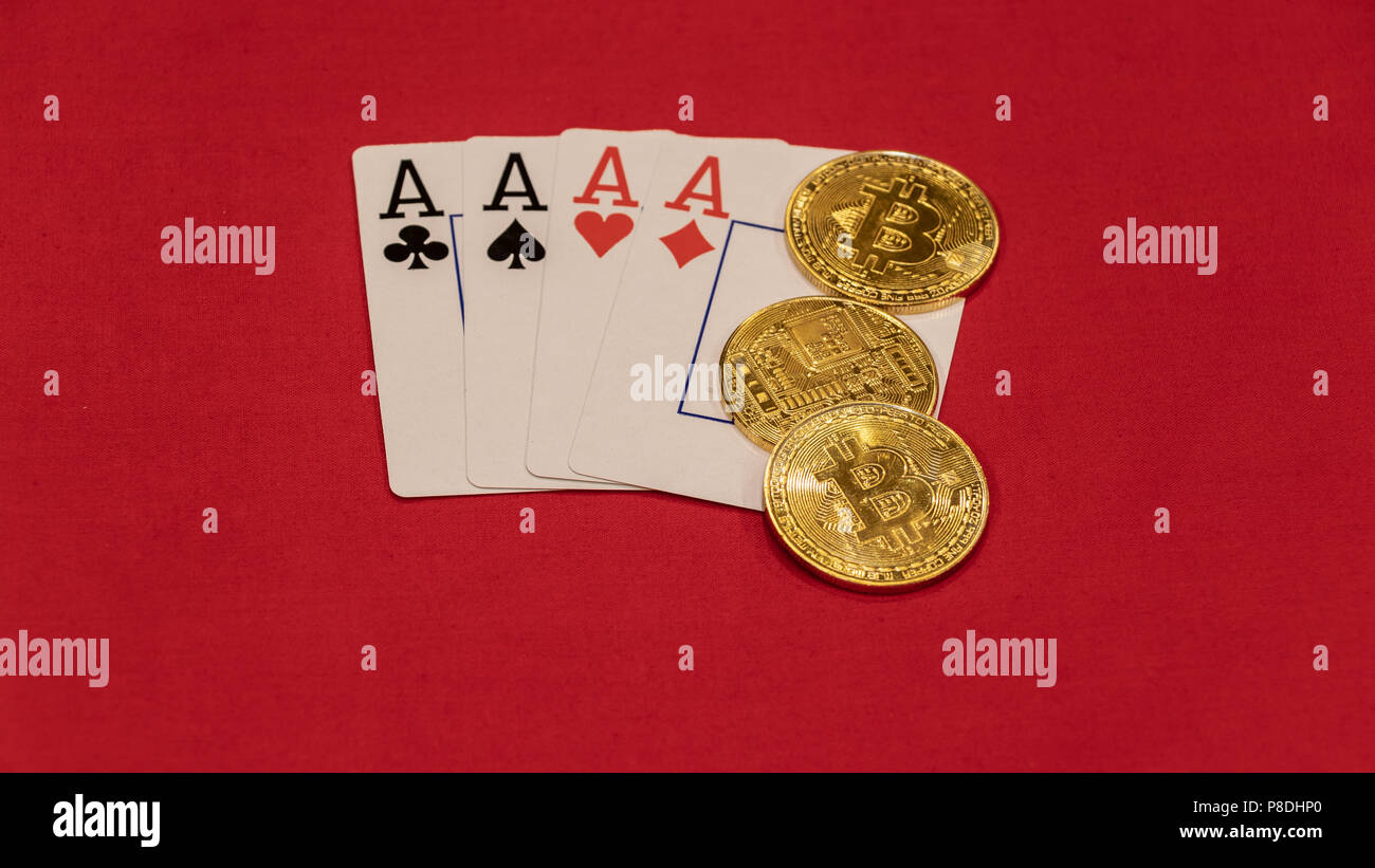 Quattro Assi mano di carte con golden bitcoins. Foto Stock