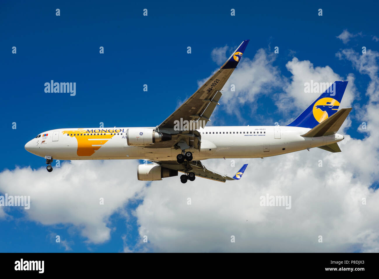 SHEREMETYEVO, Moscow Region, Russia - 28 Giugno 2017: Boeing 767-300 ER della MIAT Mongolian Airlines fa un atterraggio a Sheremetyevo International Airpor Foto Stock