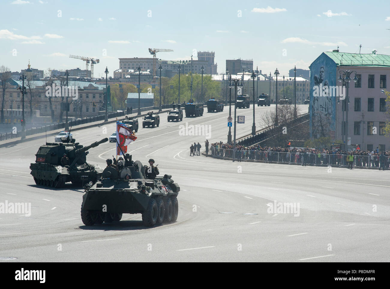 Mosca, Russia - Maggio 07, 2017 blindato di trasporto di personale BTR-82A durante le prove della parata militare per la Giornata della vittoria a Mosca. Foto Stock
