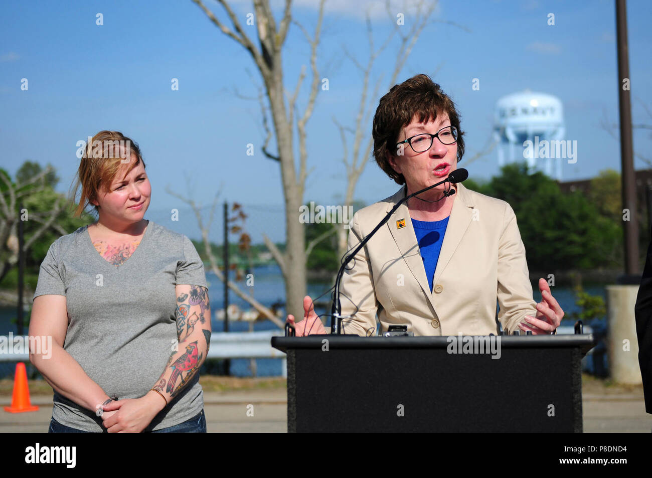 539-Sec manodopera Portsmouth (17576836483). KITTERY Maine -- 5/27/15 -- STATI UNITI Il senatore Susan Collins (R-Maine) parla ai media presso il Cantiere Navale di Portsmouth in Kittery mercoledì a seguito di una visita a Pn con U.S. Segretario di lavoro, Thomas Perez. A sinistra è Jen Ouellette, un apprendista nel cantiere navale di Portsmouth pipeline di formazione. La delegazione ha visitato Bath Iron Works in bagno e il Cantiere Navale di Portsmouth in Kittery a promuovere i partenariati tra privato e pubblico il supporto di apprendistato nel settore marittimo. Foto Stock