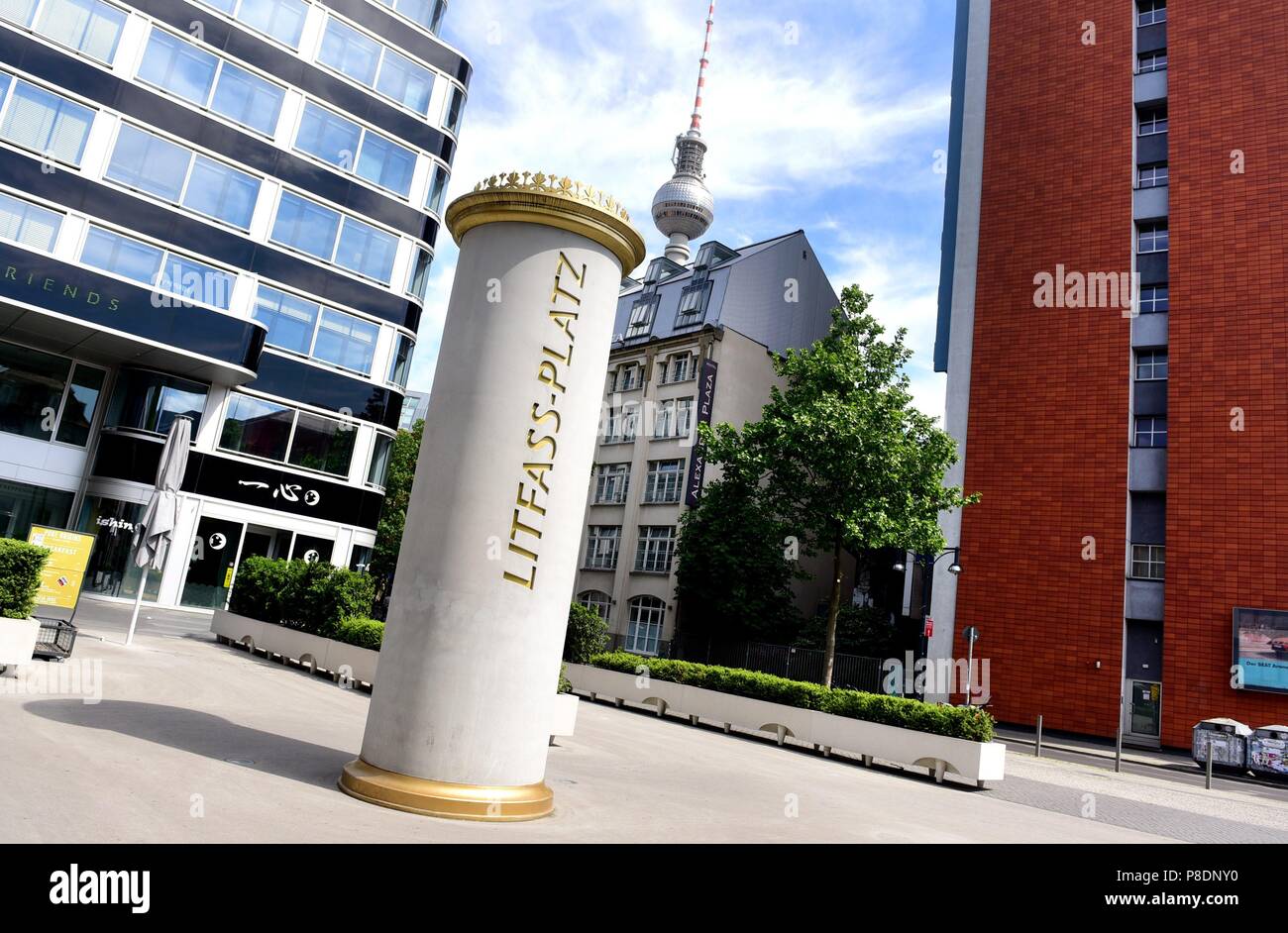 Il Litfass quadrato con vicino Hakescher Markt a Berlino (Germania), 21 maggio 2018. | Utilizzo di tutto il mondo Foto Stock