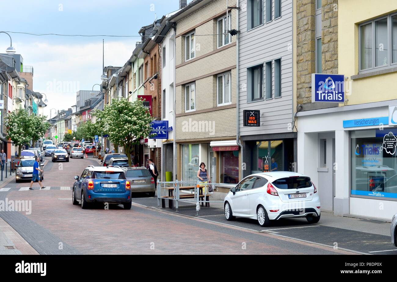 Auto e pedoni in una strada dello shopping di St. Vith (Belgio), 09 maggio 2018. | Utilizzo di tutto il mondo Foto Stock