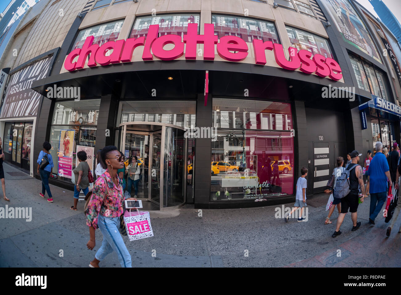 La gente a piedi dalla aperto recentemente Charlotte Russe stoe in Herald Square a New York n lunedì 2 luglio 2, 2018. La catena che fa appello ad una più giovane demografico, è stata recentemente indicata come a rischio a causa della migrazione lontano dal mattone e mortaio mall-basato negozi. (© Richard B. Levine) Foto Stock