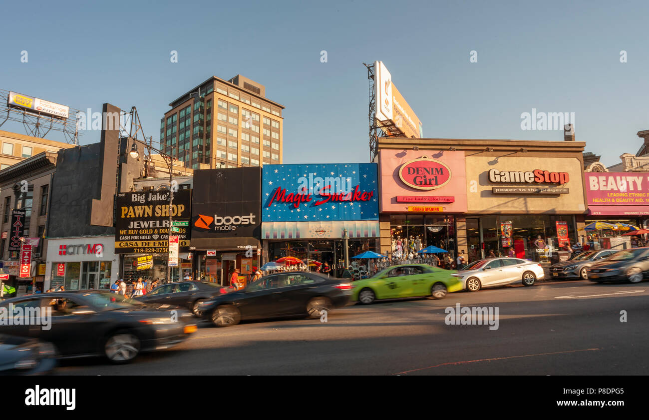 Le aziende in Fordham Road quartiere dello shopping nel Bronx a New York Sabato, 30 giugno 2018. (Â© Richard B. Levine) Foto Stock