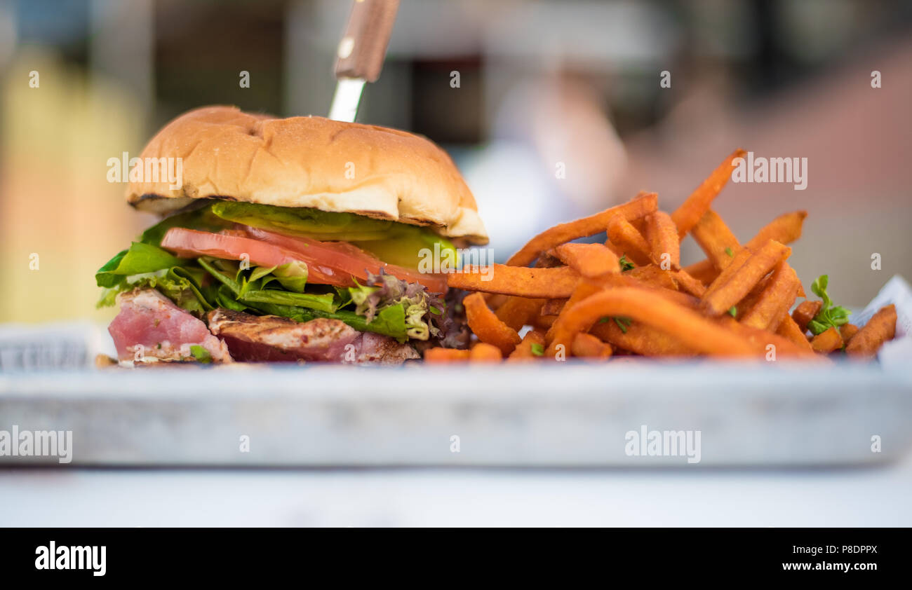Ahi deliziosa bistecca di tonno sandwich e la patata dolce patate fritte Foto Stock