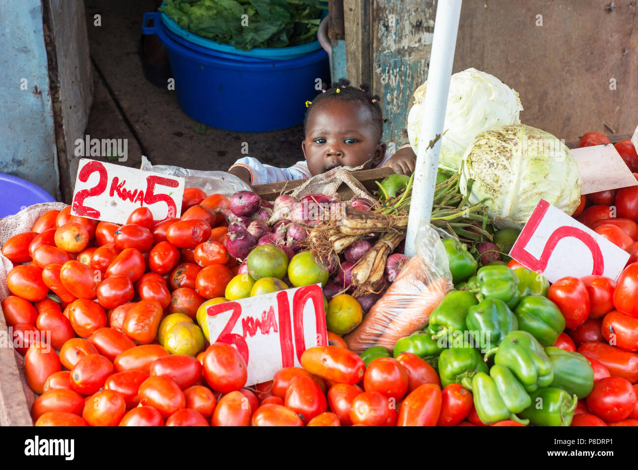 Un bambino a produrre stand in Mathare, uno di Nairobi nelle zone povere. Foto Stock