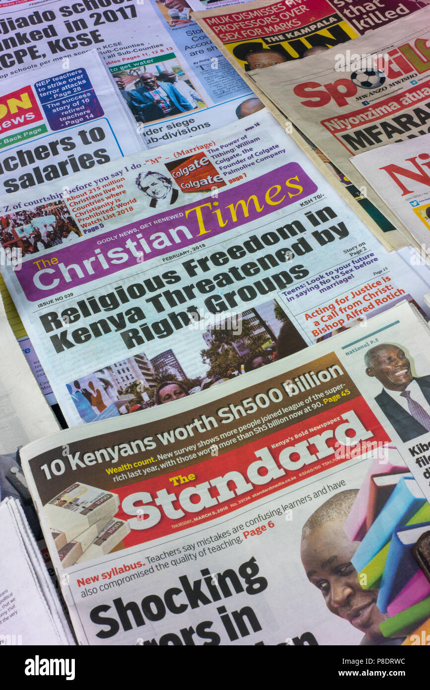 Quotidiani in vendita presso una bancarella per la strada su Kenyatta Avenue nel centro di Nairobi. Foto Stock