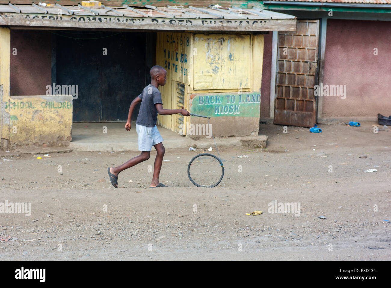 Un bambino gioca con un semplice giocattolo nel villaggio di Sori nelle zone rurali del kenia. Foto Stock