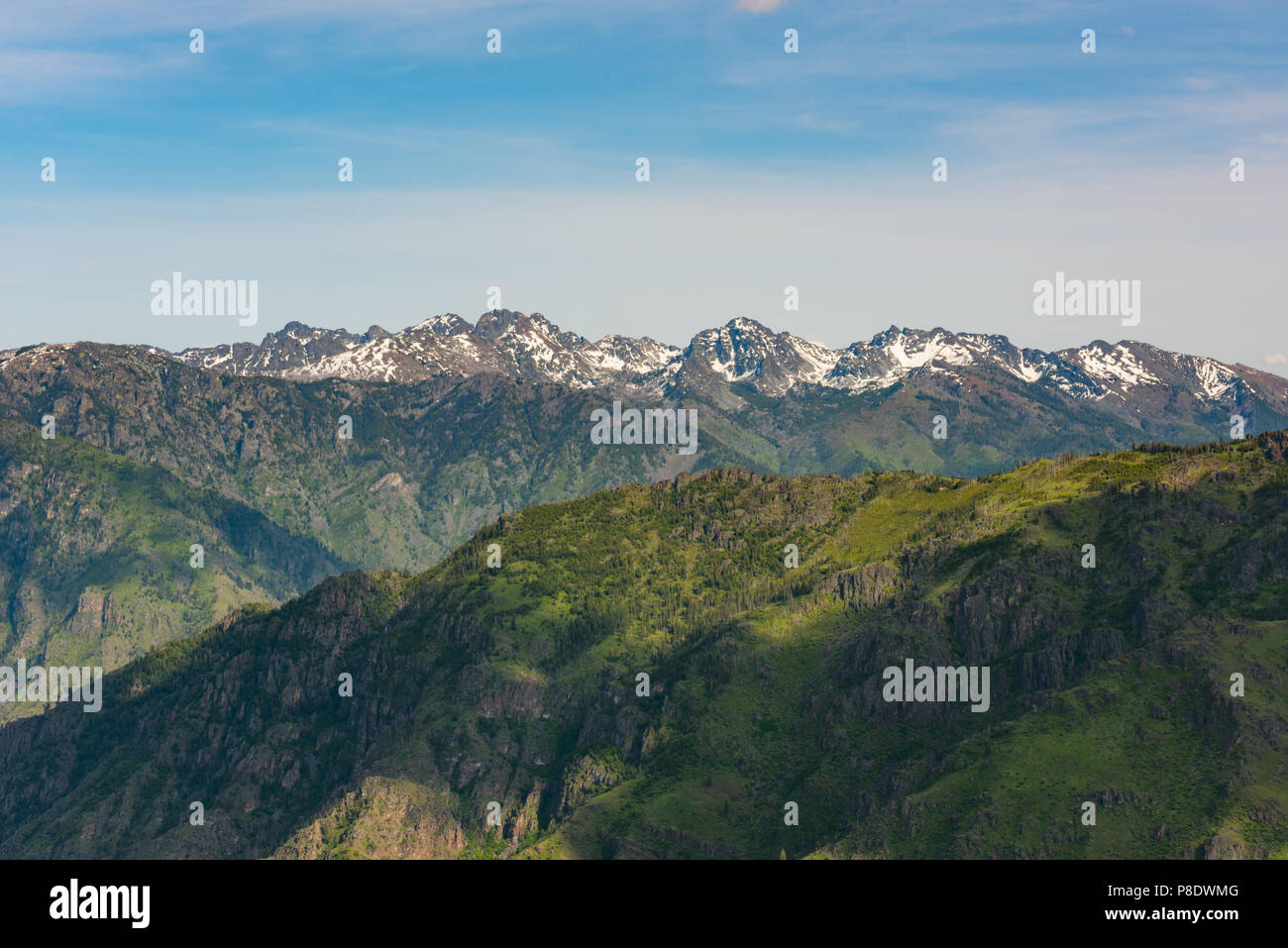 Una vista di Idaho sette demoni montagne da nordest Oregon lato del Hells Canyon National Recreation Area. Foto Stock