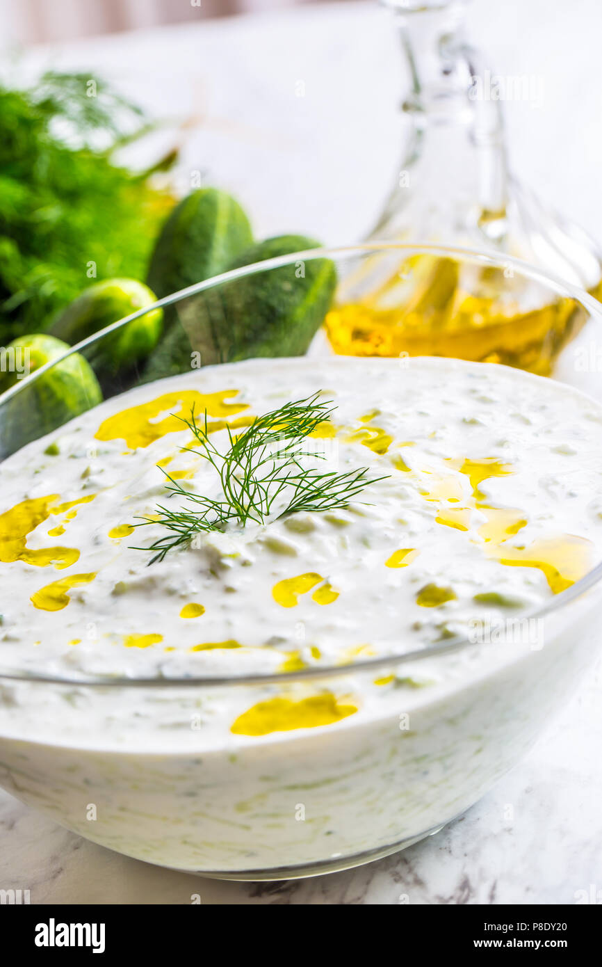 Greco salsa dip o medicazione tzatziki preparato con scorza di cetriolo di panna acida yogurt olio d'oliva e aneto fresco. Foto Stock