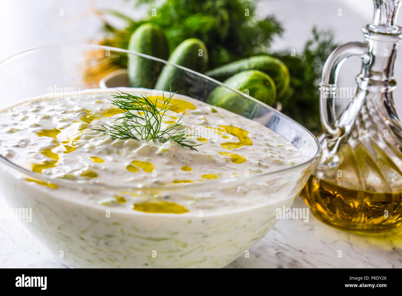 Greco salsa dip o medicazione tzatziki preparato con scorza di cetriolo di panna acida yogurt olio d'oliva e aneto fresco. Foto Stock