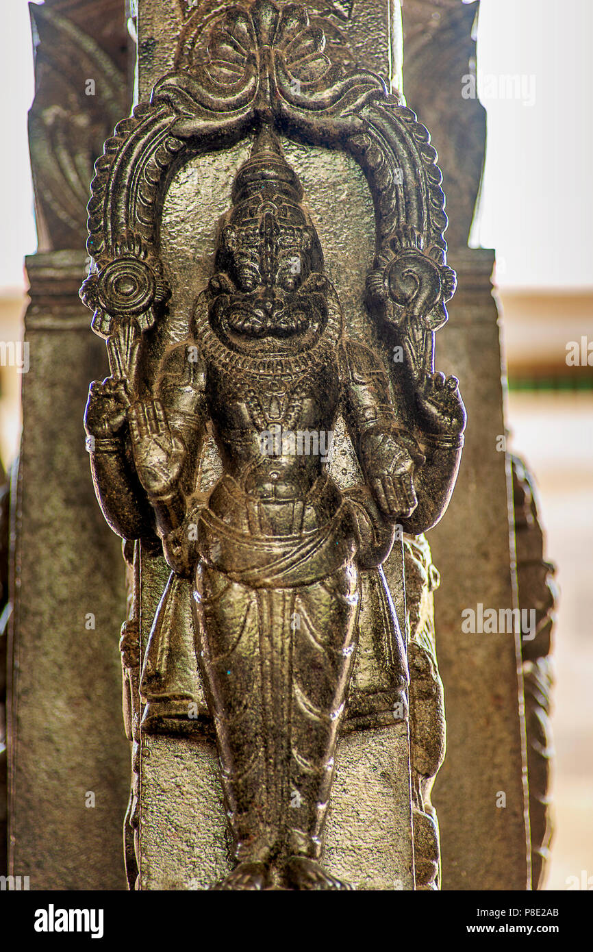 La scultura da antico tempio indù di Mayiladuthurai, Tamilnadu, India.  Queste sculture raffigurano storie mitologiche e eventi, specificamente  Ramayan Foto stock - Alamy