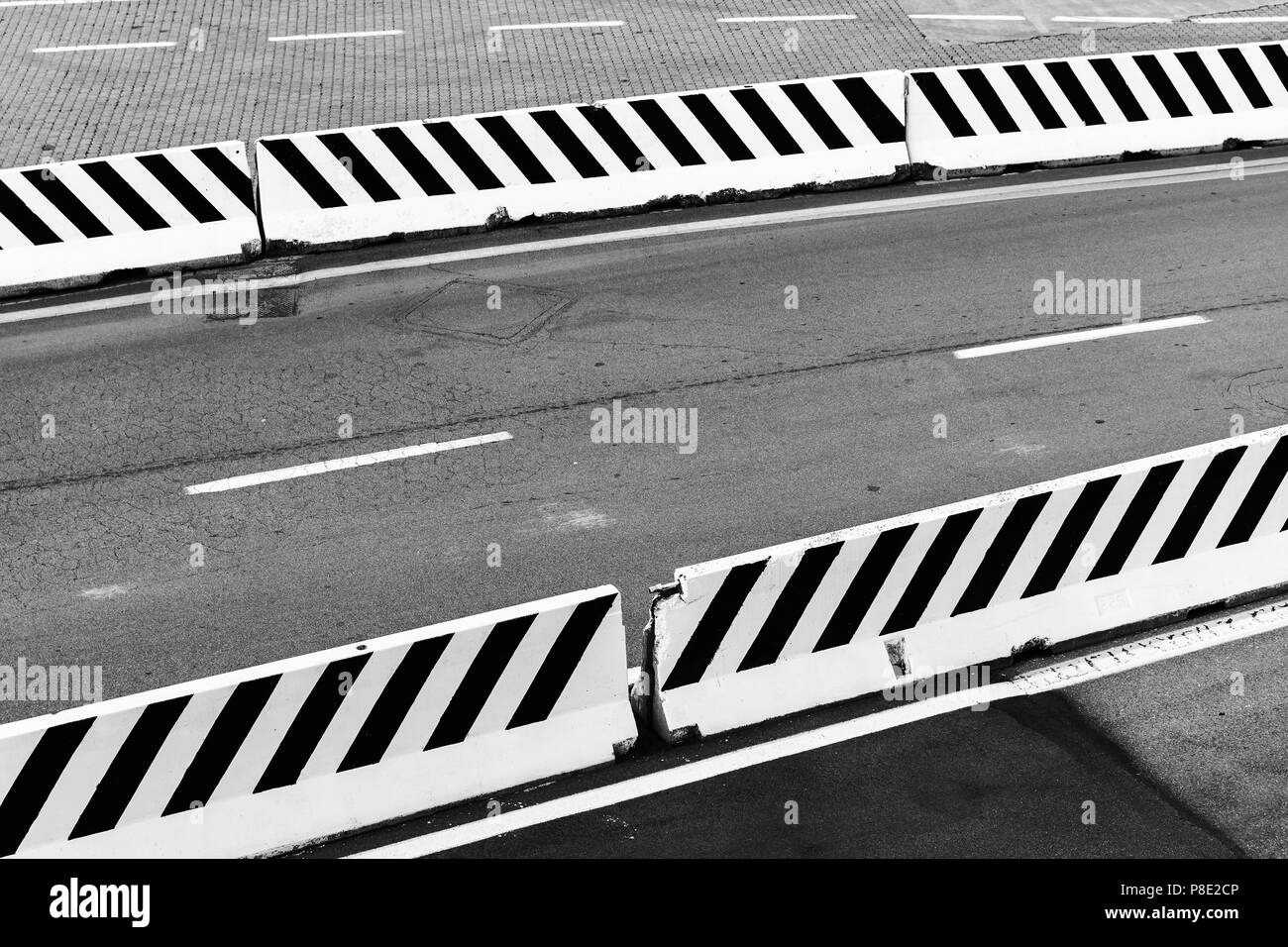 Autostrada vuota con strisce di cemento bianco blocchi di confine Foto Stock