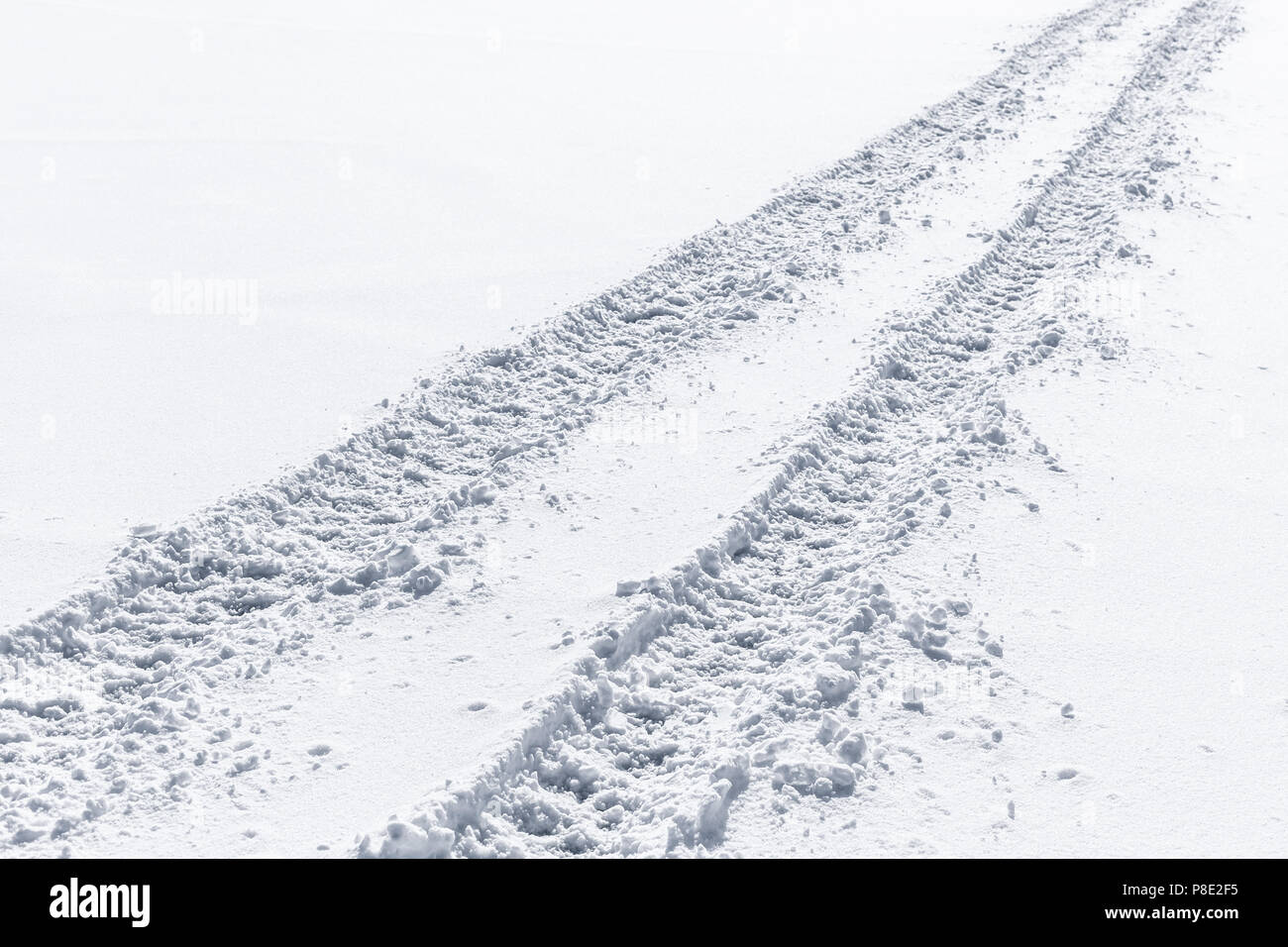 Auto via prospettica sulla neve, close-up foto di sfondo Foto Stock