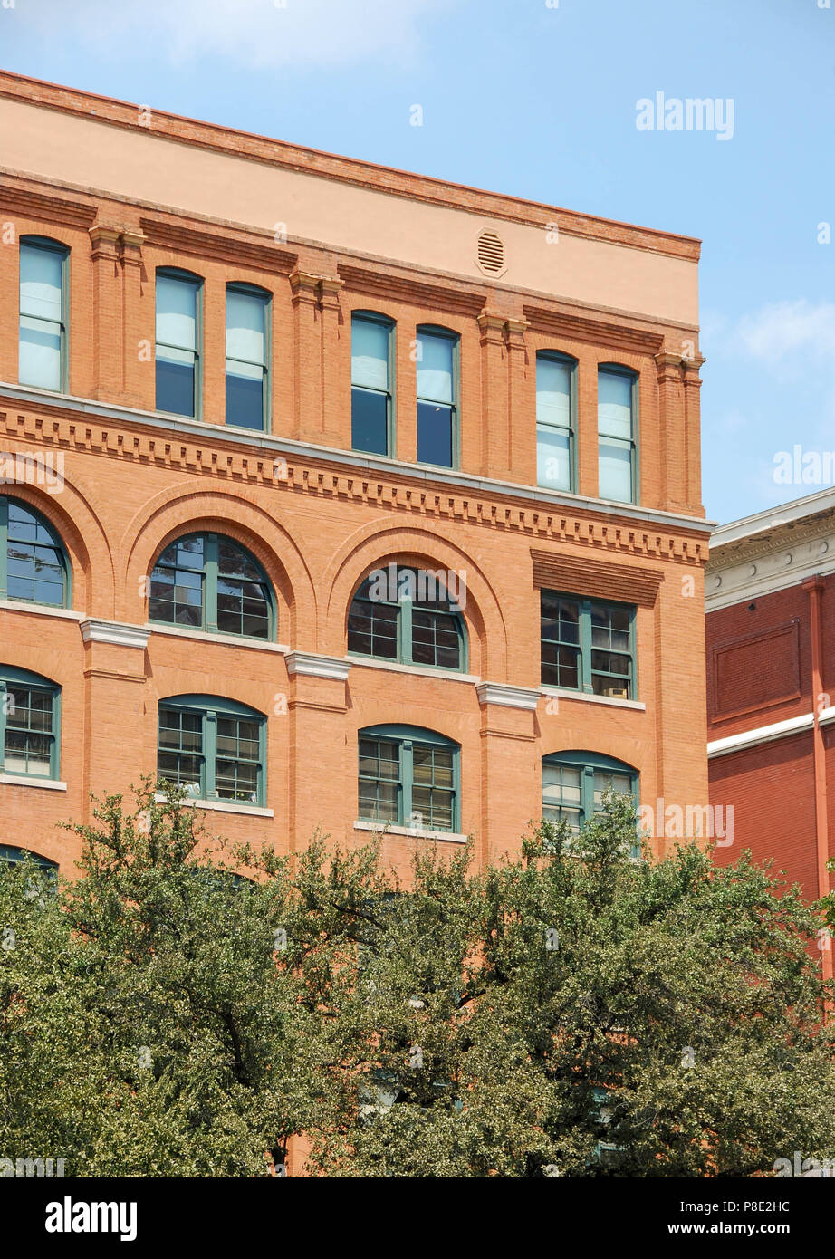 Vista ravvicinata del Texas School Book Depository edificio da dove è riportato un assassino shot Presidente John F Kennedy Foto Stock
